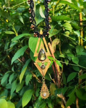 Collier Yantra micro-macramé